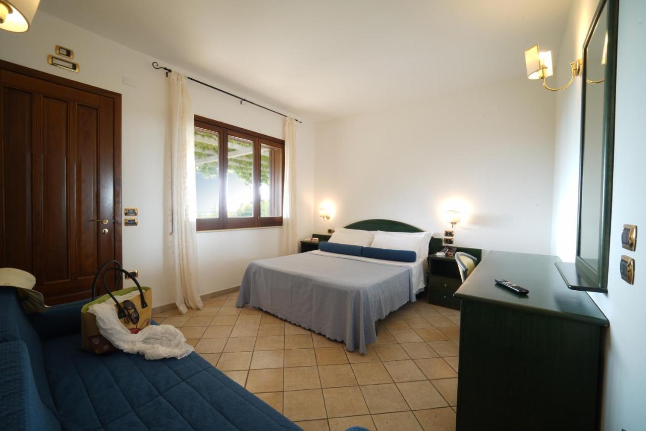 Hotel Scoglio Del Leone Zambrone Exterior photo