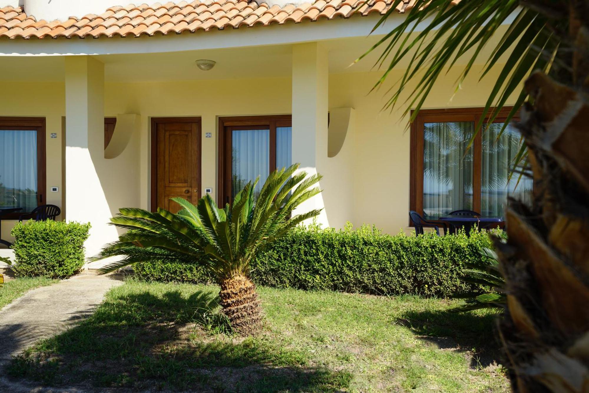 Hotel Scoglio Del Leone Zambrone Exterior photo
