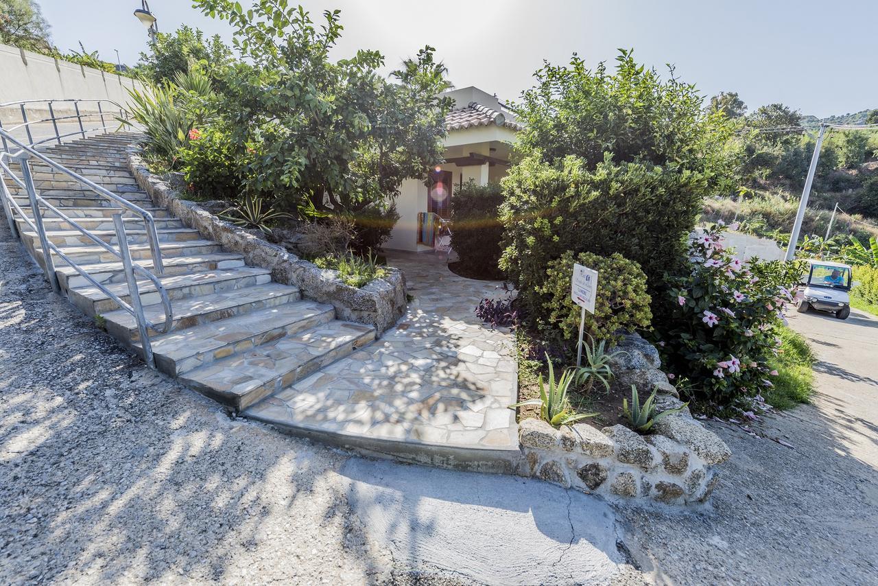 Hotel Scoglio Del Leone Zambrone Exterior photo